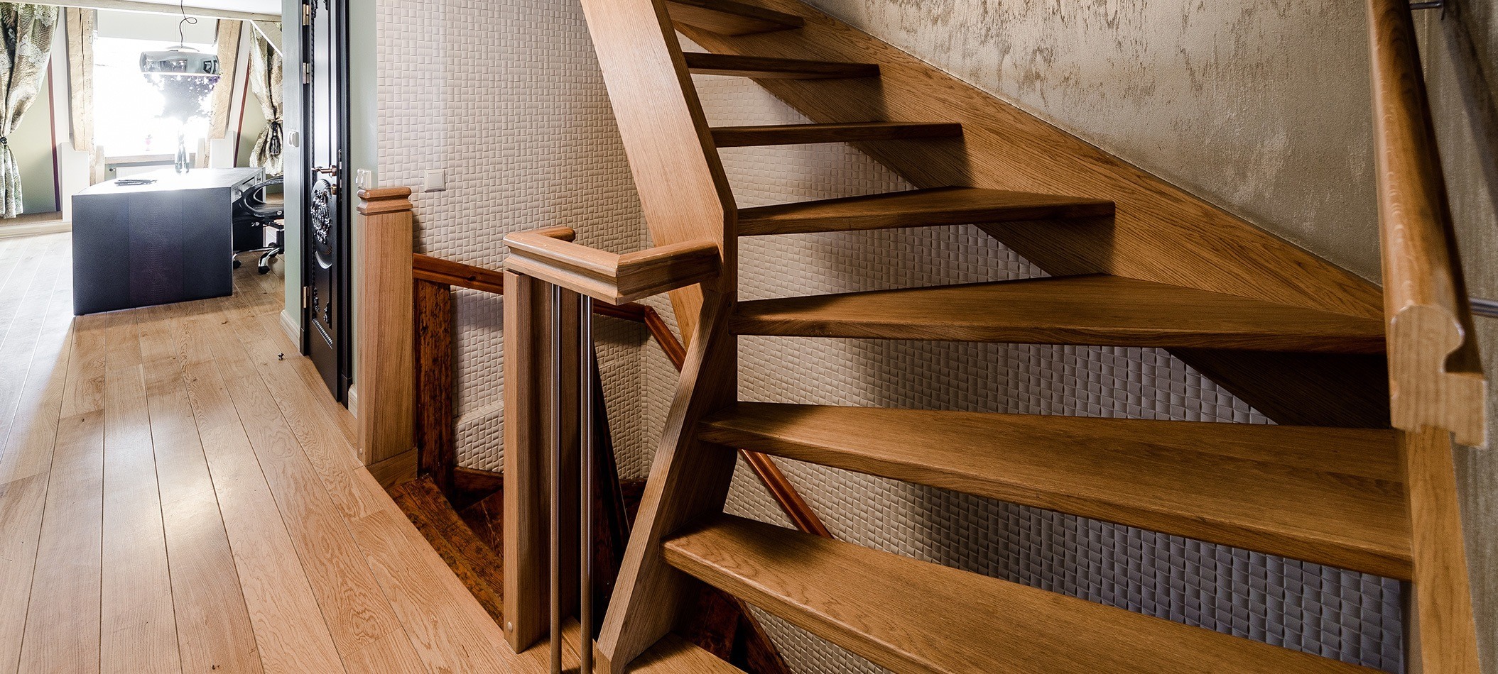 Escadas de madeira: madeira em “L’’, ‘’U’’ e em Caracol;