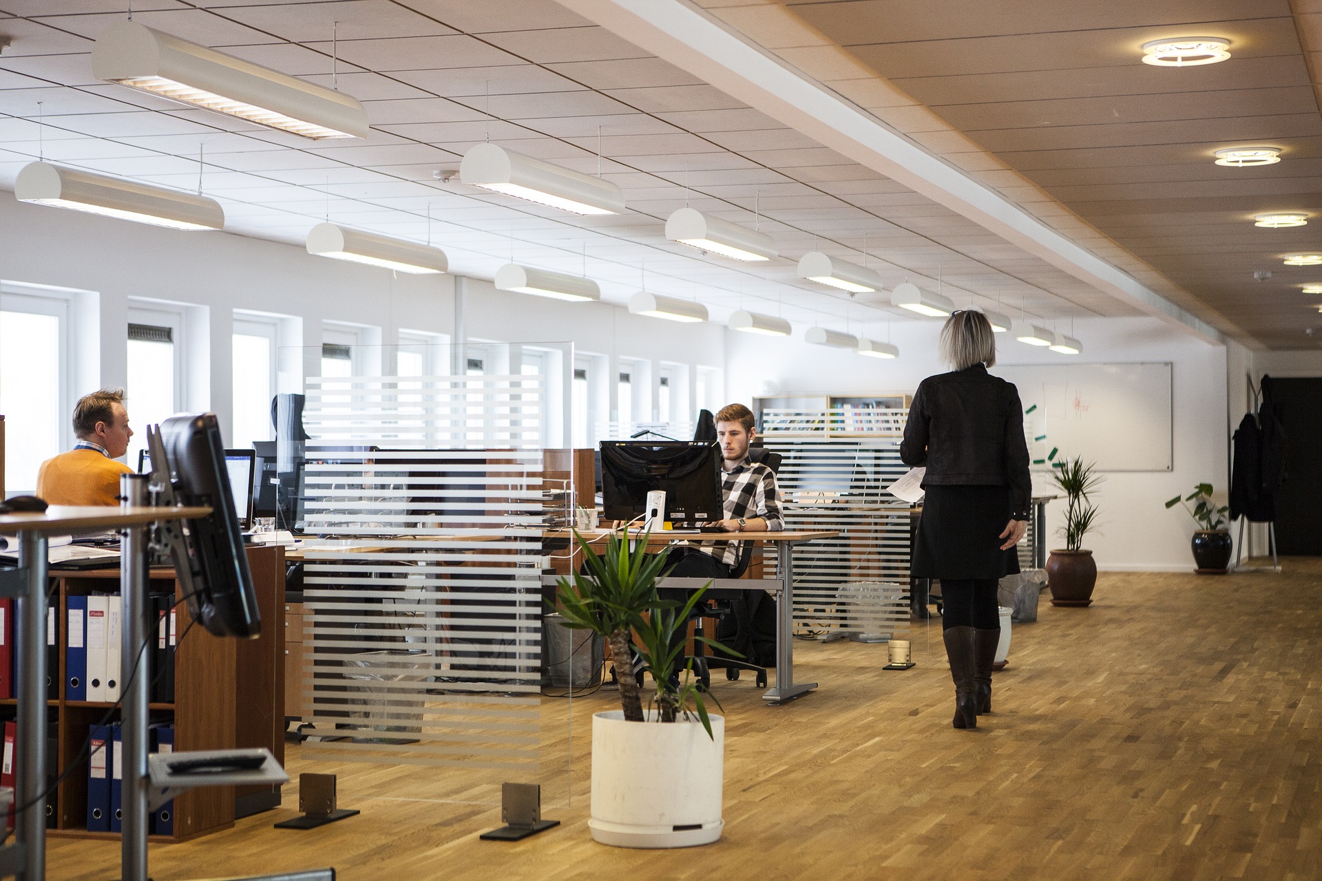 Os pisos de madeira aplicados em empresas e escritórios