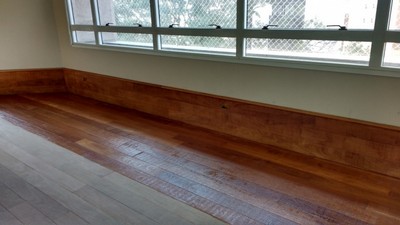 Raspando seu piso de madeira com eficiência na Kapor Pisos