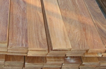 Instalação e vantagens de piso de madeira cumaru