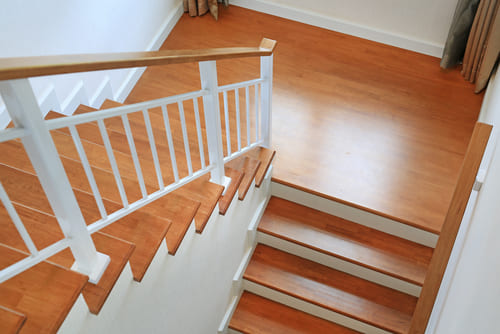 Como manter a escada de madeira bonita?