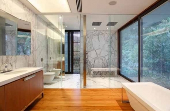 É possível um piso de madeira no banheiro?