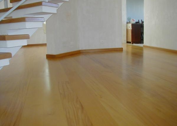 Conheça o piso pronto de madeira grápia
