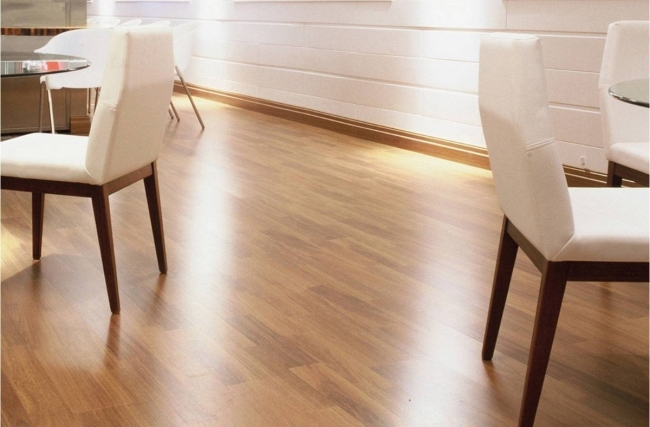 A diferença entre piso laminado e carpete de madeira